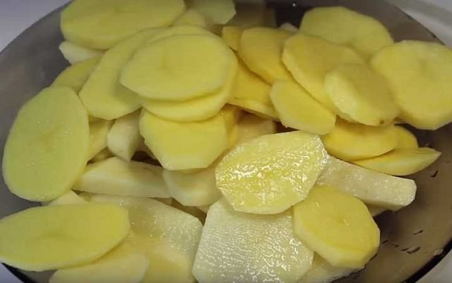  kak pravilno i vkusno pozharit kartoshku s gribami na skovorode39 Як правильно і смачно посмажити картоплю з грибами на сковорідці