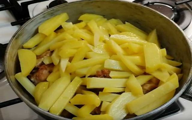  kak pravilno i vkusno pozharit kartoshku s gribami na skovorode44 Як правильно і смачно посмажити картоплю з грибами на сковорідці