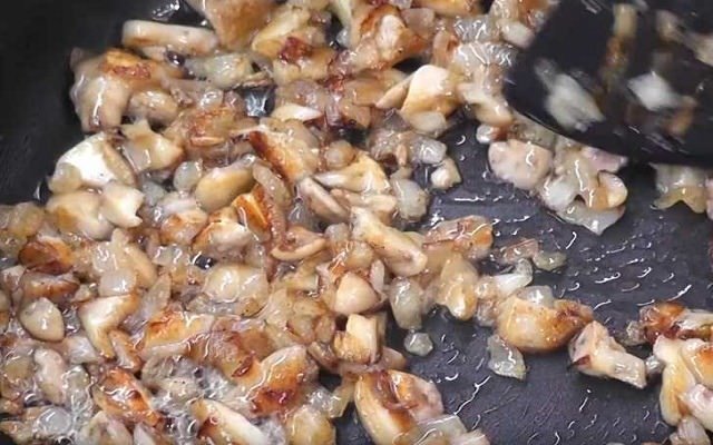  kak pravilno i vkusno pozharit kartoshku s gribami na skovorode51 Як правильно і смачно посмажити картоплю з грибами на сковорідці