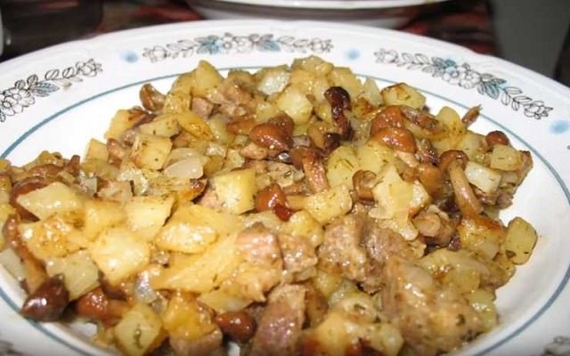  kak pravilno i vkusno pozharit kartoshku s gribami na skovorode54 Як правильно і смачно посмажити картоплю з грибами на сковорідці