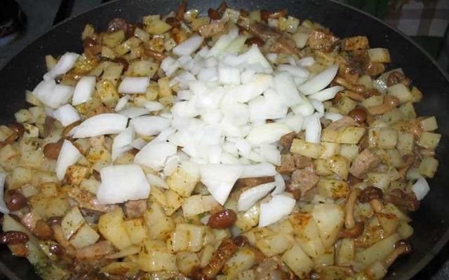 kak pravilno i vkusno pozharit kartoshku s gribami na skovorode60 Як правильно і смачно посмажити картоплю з грибами на сковорідці
