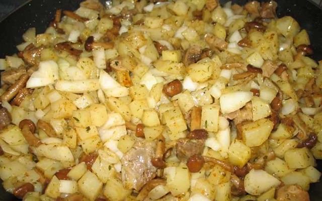  kak pravilno i vkusno pozharit kartoshku s gribami na skovorode61 Як правильно і смачно посмажити картоплю з грибами на сковорідці