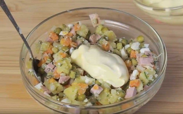  klassicheskie recepty prigotovleniya ochen vkusnykh salatov olive k novomu godu4 Класичні рецепти приготування дуже смачних салатів олівє до Нового року