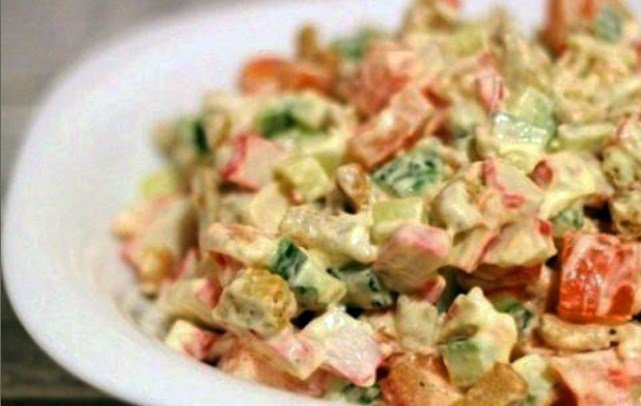  prostye i originalnye salaty s krabovymi palochkami i drugimi ingredientami36 Прості й оригінальні салати з крабовими паличками та іншими інгредієнтами