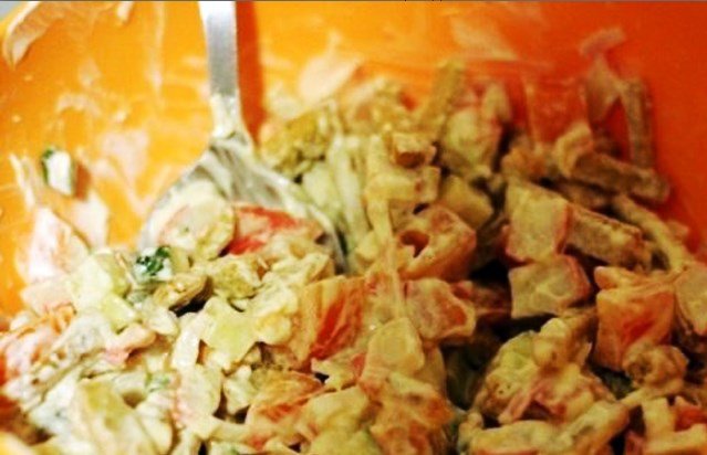  prostye i originalnye salaty s krabovymi palochkami i drugimi ingredientami40 Прості й оригінальні салати з крабовими паличками та іншими інгредієнтами