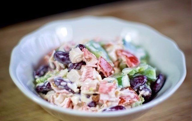  prostye i originalnye salaty s krabovymi palochkami i drugimi ingredientami42 Прості й оригінальні салати з крабовими паличками та іншими інгредієнтами