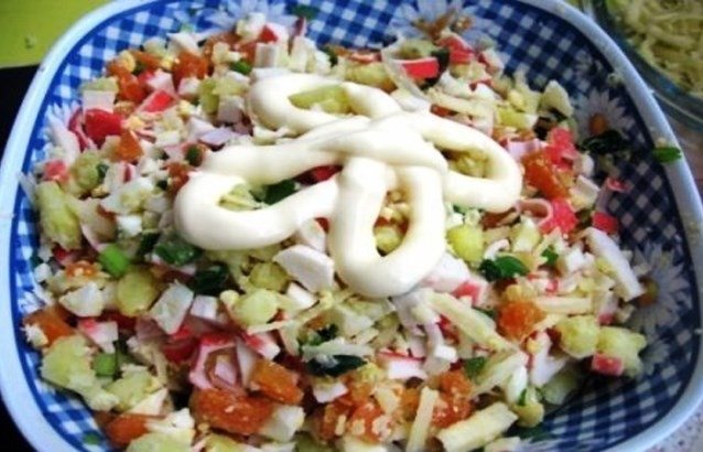  prostye i originalnye salaty s krabovymi palochkami i drugimi ingredientami49 Прості й оригінальні салати з крабовими паличками та іншими інгредієнтами