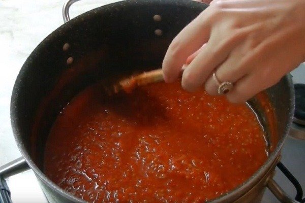  recepty ketchupa iz pomidorov na zimu v domashnikh usloviyakh50 Рецепти кетчупу з помідорів на зиму в домашніх умовах