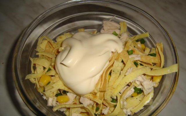  recepty originalnykh salatov s blinchikami iz yaic, kuricejj, kopchjonojj kolbasojj, kukuruzojj59 Рецепти оригінальних салатів з млинцями з яєць, куркою, копченою ковбасою, кукурудзою