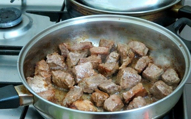  recepty prigotovleniya gulyasha iz govyadiny s podlivkojj i ovoshhami3 Рецепти приготування гуляшу з яловичини з підливою і овочами