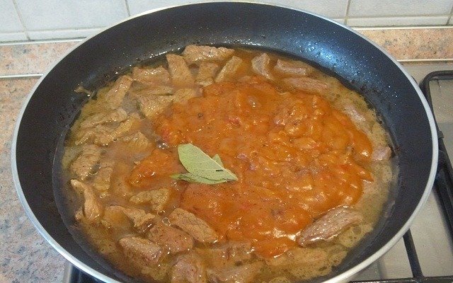  recepty prigotovleniya gulyasha iz govyadiny s podlivkojj i ovoshhami30 Рецепти приготування гуляшу з яловичини з підливою і овочами