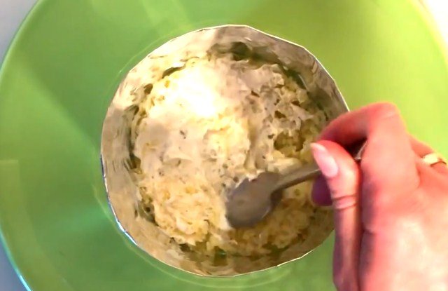  recepty prigotovleniya prazdnichnogo salata mimoza s krabovymi palochkami i drugimi ingredientami14 Рецепти приготування святкового салату мімоза з крабовими паличками та іншими інгредієнтами