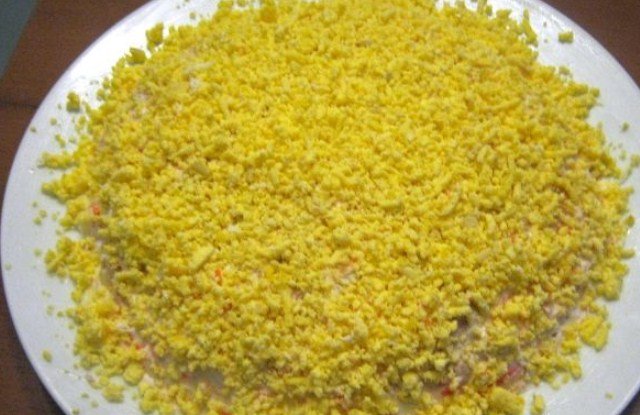  recepty prigotovleniya prazdnichnogo salata mimoza s krabovymi palochkami i drugimi ingredientami9 Рецепти приготування святкового салату мімоза з крабовими паличками та іншими інгредієнтами
