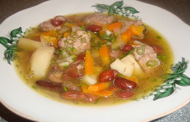  recepty prigotovleniya supa s frikadelkami i fasolyu Рецепти приготування супу з фрикадельками і квасолею