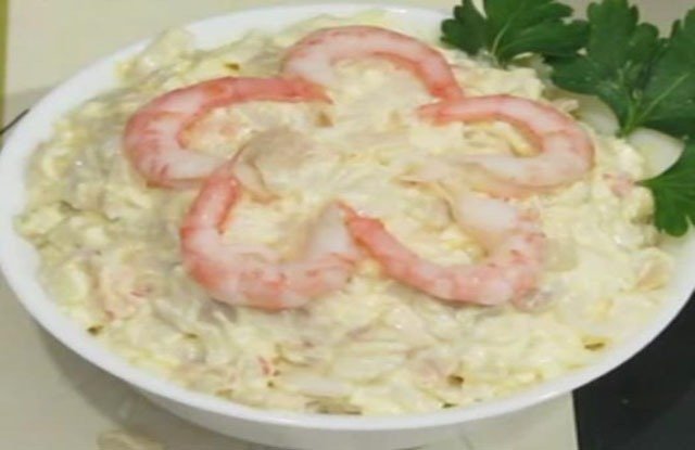  recepty salatov s moreproduktami   kalmarami, krevetkami i krabovymi palochkami32 Рецепти салатів з морепродуктів — кальмарами, креветками і крабовими паличками