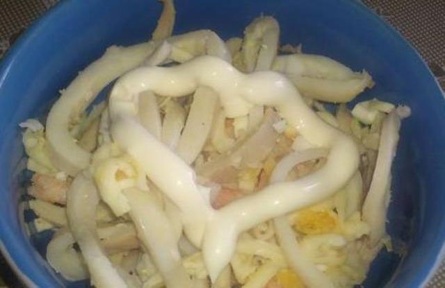  recepty salatov s moreproduktami   kalmarami, krevetkami i krabovymi palochkami56 Рецепти салатів з морепродуктів — кальмарами, креветками і крабовими паличками