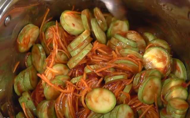  recepty vkusnykh zagotovok salatov iz kabachkov na zimu5 Рецепти смачних заготовок салатів з кабачків на зиму