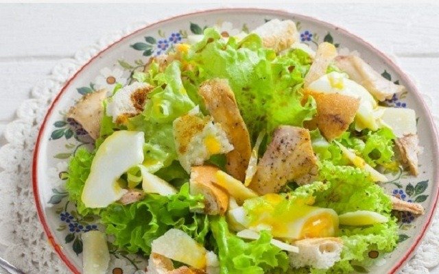  salat cezar s kuricejj   7 prostykh klassicheskikh receptov prigotovleniya8 Салат цезар з куркою — 7 простих класичних рецептів приготування