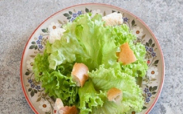  salat cezar s kuricejj   7 prostykh klassicheskikh receptov prigotovleniya9 Салат цезар з куркою — 7 простих класичних рецептів приготування
