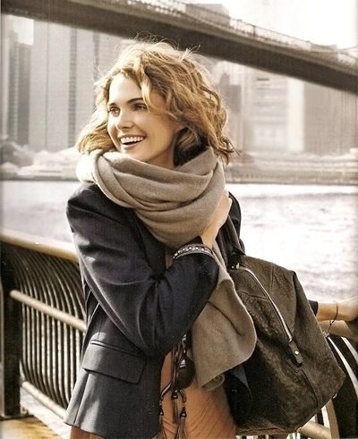 01e10a097344d8a9cee13ff1308d6b62 Як завязати шарф на шиї різними способами жінці, чоловікові, восени або навесні, на пальто, фото, відео