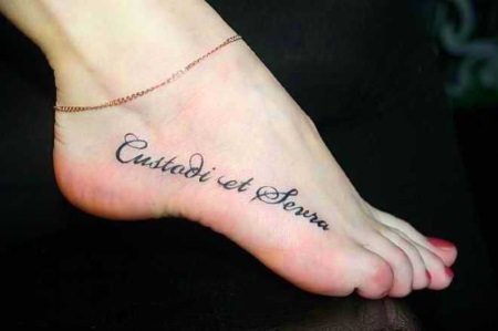 0d6754fc82f70056727bb80fa42dc332 Татуювання написи з перекладом для дівчат, чоловіків, англійською, російською, зі змістом латиною, руки, запястя, ноги, на спині, ескізи, фото і їх значення