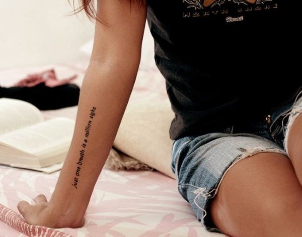 187177994f56027bbbeace8d323bdcb6 Татуювання написи з перекладом для дівчат, чоловіків, англійською, російською, зі змістом латиною, руки, запястя, ноги, на спині, ескізи, фото і їх значення