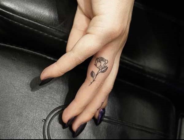 3340340d2c18df3e2862c2bdbefeba34 Татуювання зі змістом для дівчат маленькі, написи, їх переклад і значення, на руці, запястя, стегна, шиї, ноги, пальці. Фото