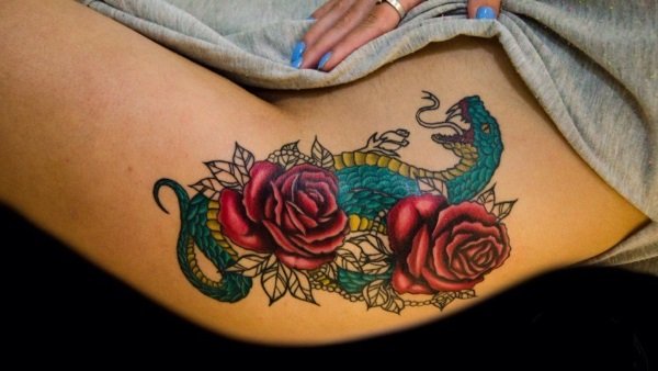 56c2ed52c66e57ebc6d758fa560b6822 Татуювання для дівчат на стегні: ескізи, візерунки, написи, маленькі тату, квіти, тварини, дракони, троянди. Фото
