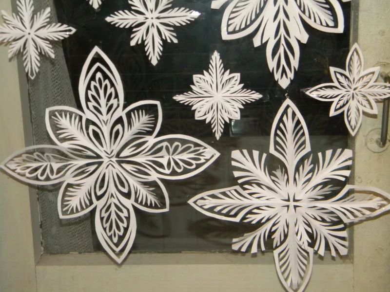 9f61adbc28a37b7b0d929298b0d6acd9 Як зробити сніжинки з паперу своїми руками на новий рік? Схеми і шаблони для вирізання