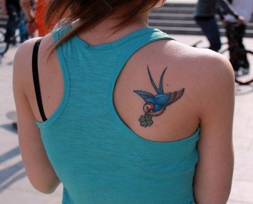 b325a40e4dacc8dfd331a2f08236c058 Татуювання для дівчат на спині з ескізами: популярні написи зі значеннями і перекладом, крила і маленькі малюнки. Фото прикладів