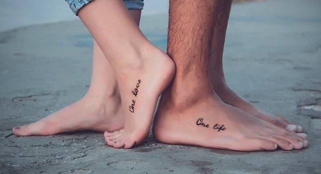 cf6f8a0b30a5c1e77893317f8f7c5710 Татуювання написи з перекладом для дівчат, чоловіків, англійською, російською, зі змістом латиною, руки, запястя, ноги, на спині, ескізи, фото і їх значення
