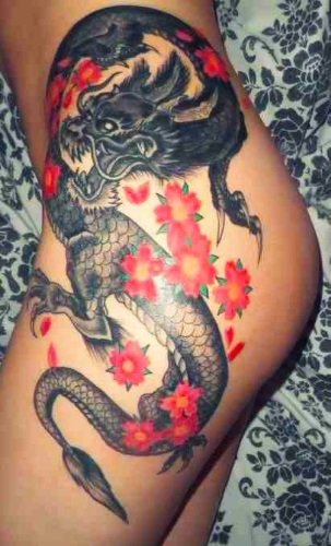 d2b70dc13a6cc693440beb2d673bffbb Татуювання для дівчат на стегні: ескізи, візерунки, написи, маленькі тату, квіти, тварини, дракони, троянди. Фото