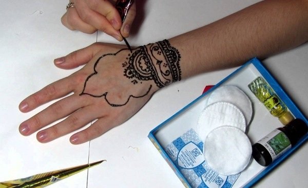 dd8a7c4d7c2d10d6bbd0239c24fba26d Татуювання тимчасові. Як зробити в домашніх умовах: гелевою ручкою, хною, фарбою, наклейки, кольорові і чорно білі. Фото