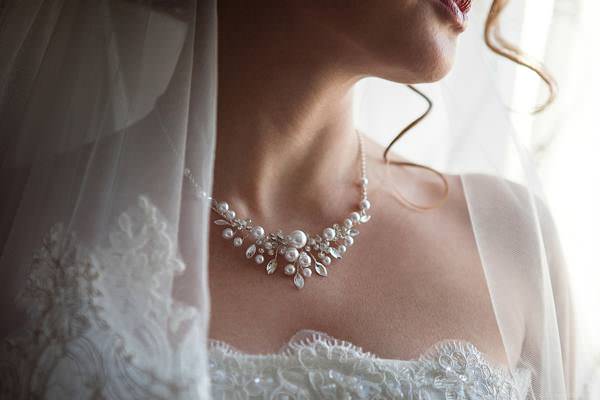 318cb19026015ce1c61a71e3aa1b4b83 Чи можна одягати перли на весілля нареченій – прикмети