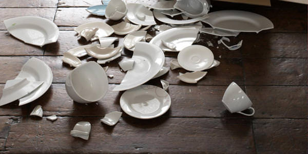 580a4a27c8b6afa20a36e0a2914a62f1 Прикмети про розбитий посуд (тарілка, кружка, ваза келих, бокал): чому не можна тримати в будинку, є з битого посуду