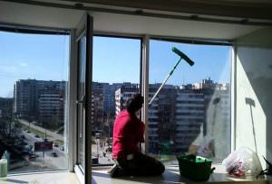 918eaed948b3c88107a1ac7fbd5545be Як помити вікна на балконі зовні: пристосування