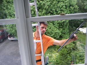 c2d3c36b5680985c2c63fcbc32b30905 Як помити вікна на балконі зовні: пристосування