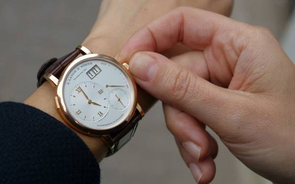 c822bf51b6152fad54dc41ad49cf31fe Чи можна носити чужі наручний годинник: прикмети про знайдений хронометрі