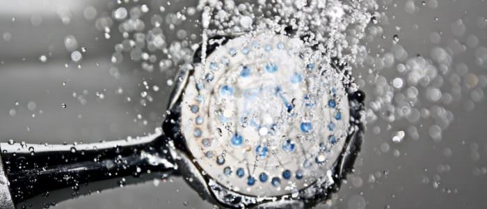  Як почистити душову лійку: кошти з магазину, народні способи