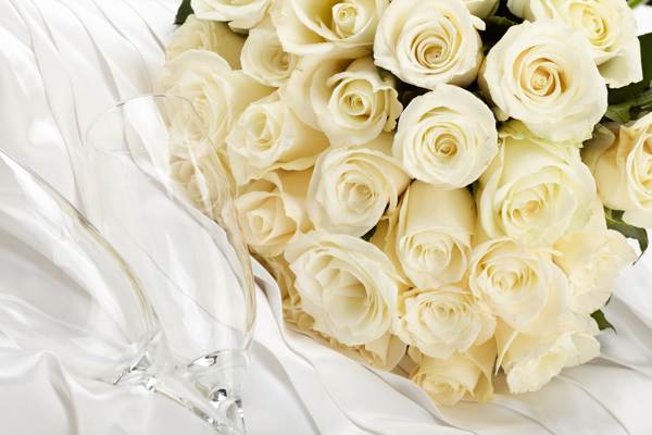 dfd8bcb8b3d498a4f8fc7a272c541e4a До чого дарують білі троянди дівчині (жінці) – що означають, символізують квіти