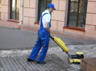 kak ochistit trotuarnuyu plitku ot cementa71 Як очистити тротуарну плитку від цементу