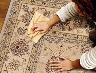 kak pochistit shelkovyjj kover v domashnikh usloviyakh57 Як почистити шовковий килим в домашніх умовах