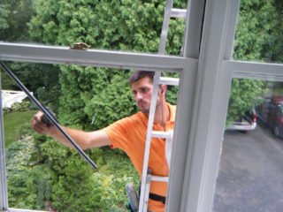 kak pomyt okna na balkone snaruzhi na vysokom ehtazhe52 Як помити вікна на балконі зовні на високому поверсі