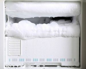 kak razmorozit kholodilnik ventilyatorom, grelkojj i fenom 1 Як розморозити холодильник вентилятором, грілкою і феном?