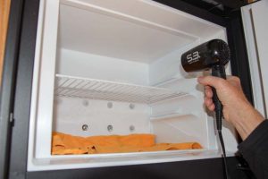 kak razmorozit kholodilnik ventilyatorom, grelkojj i fenom 3 Як розморозити холодильник вентилятором, грілкою і феном?