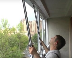 kak snyat razdvizhnye okna na balkone, chtoby pomyt25 Як зняти розсувні вікна на балконі, щоб помити