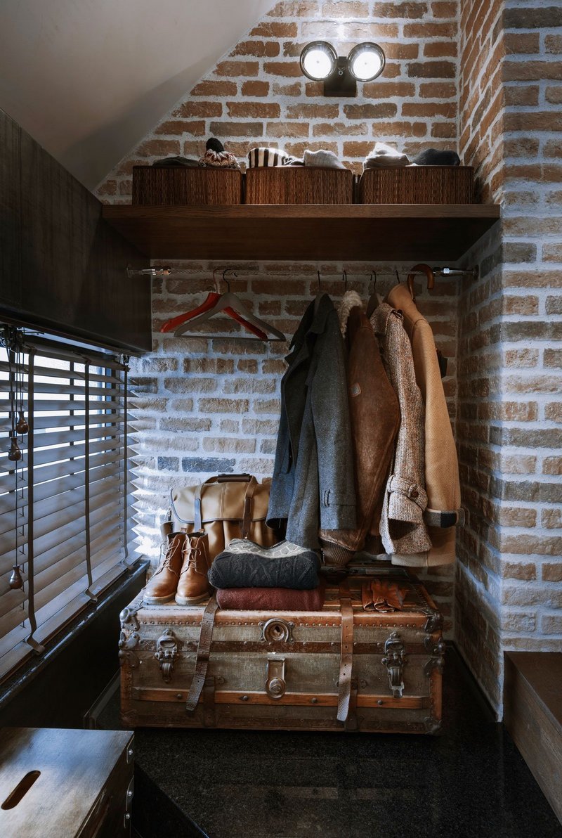 prikhozhaya v stile loft: kak oformit interer koridora s zerkalom i veshalkojj528 Передпокій в стилі лофт: як оформити інтерєр коридору з дзеркалом і вішалкою