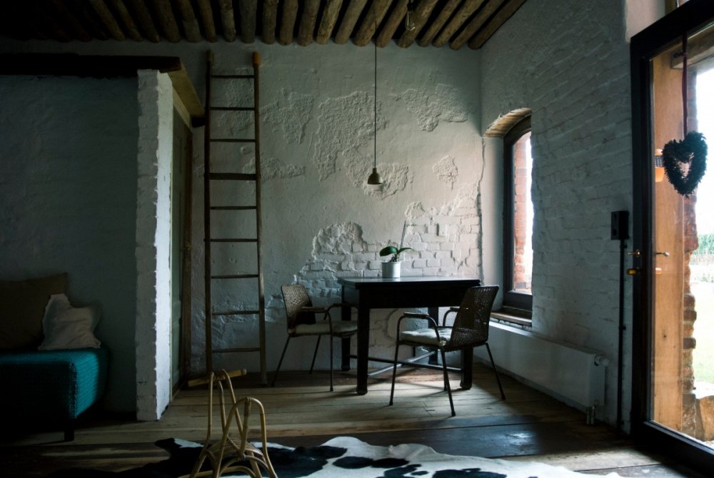prikhozhaya v stile loft: kak oformit interer koridora s zerkalom i veshalkojj533 Передпокій в стилі лофт: як оформити інтерєр коридору з дзеркалом і вішалкою