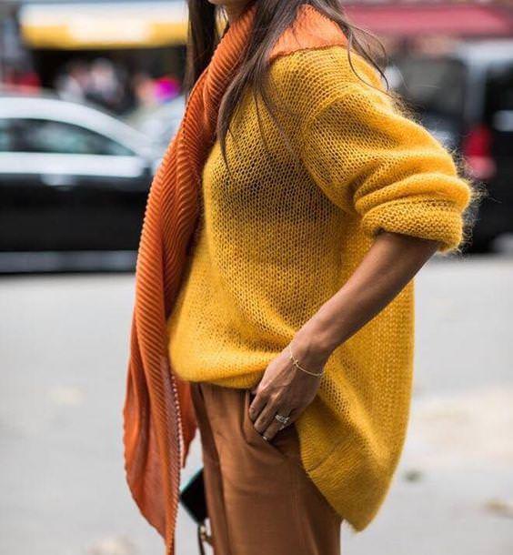  8 затишних образів з трендом цієї осені — гірчичним светром