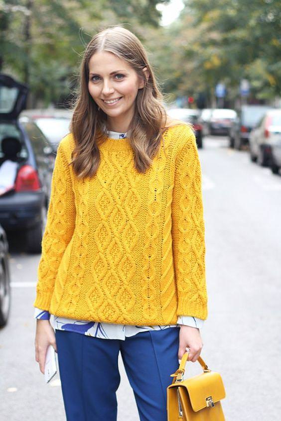  8 затишних образів з трендом цієї осені — гірчичним светром